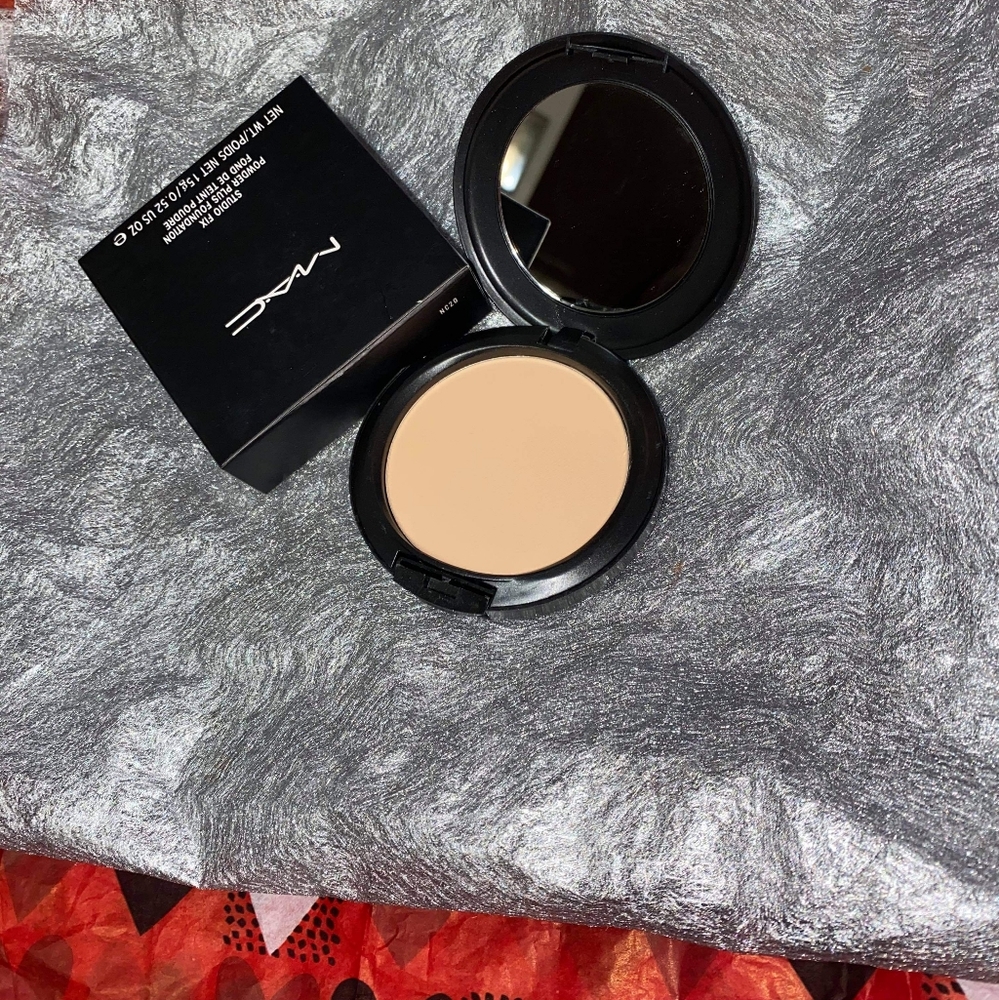 ✔ New Mac NC20 Studio Fix Powder + Foundation ✔